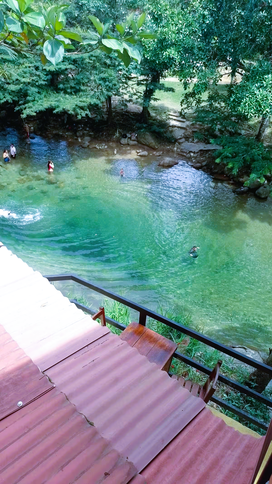 Agua cristalina del río junto a la cabaña
